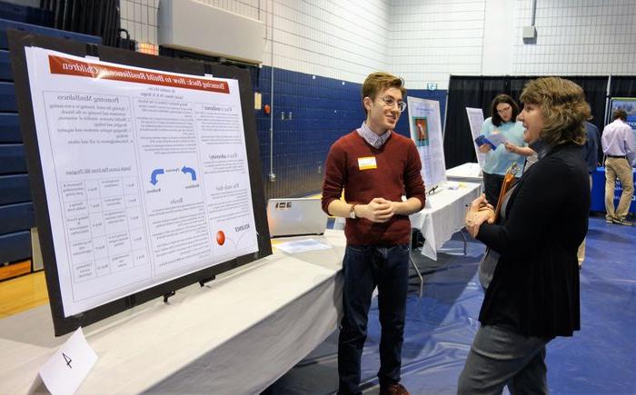Student presents research at 2018 exposition