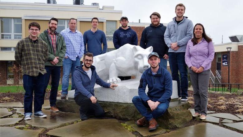 免费mg不朽情缘试玩新肯辛顿分校的学生和教职员工站在狮子雕像前
